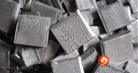 5月期鎳連續(xù)第三個(gè)月下跌，周四觸及去年6月來最低水準(zhǔn)每噸8,810美元，今年迄今下跌12%，是跌幅最大的主要基本金屬。